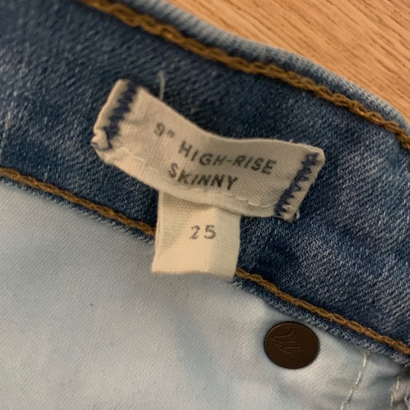 9" High-Rise Skinny Jeans in Ontario Wash: Distressed-Hem Edition - Picture 14 of 14